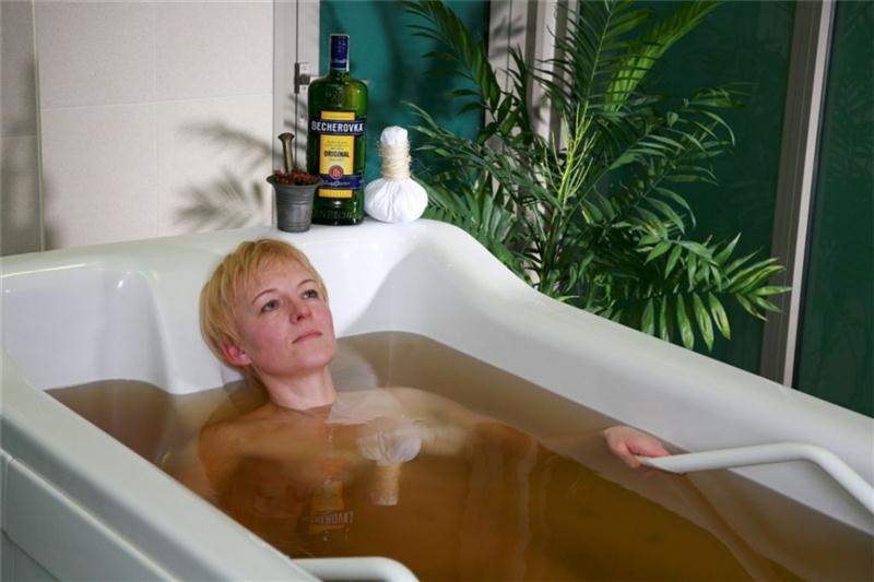 В домашнем видео зрелая и грудастая дамочка разделась и принимает ванную